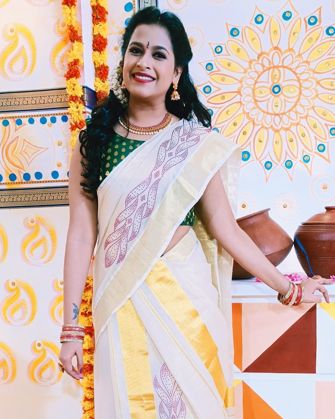 ഓണത്തിന് ഒരുക്കം; നാടൻകുട്ടിയായി സാധിക