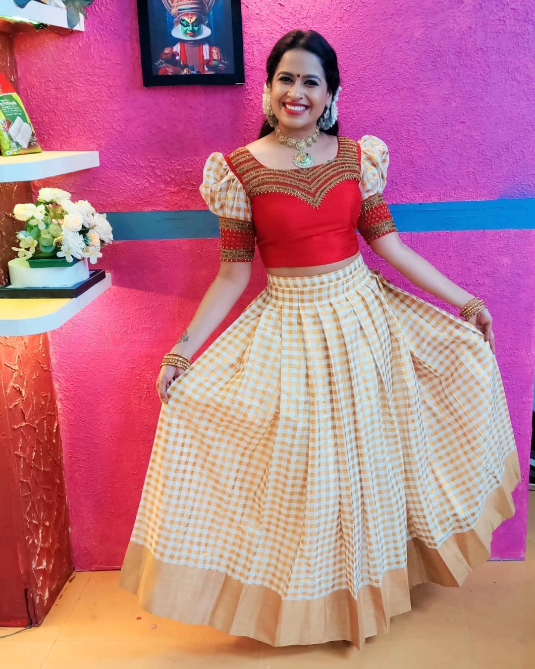 ഓണത്തിന് ഒരുക്കം; നാടൻകുട്ടിയായി സാധിക