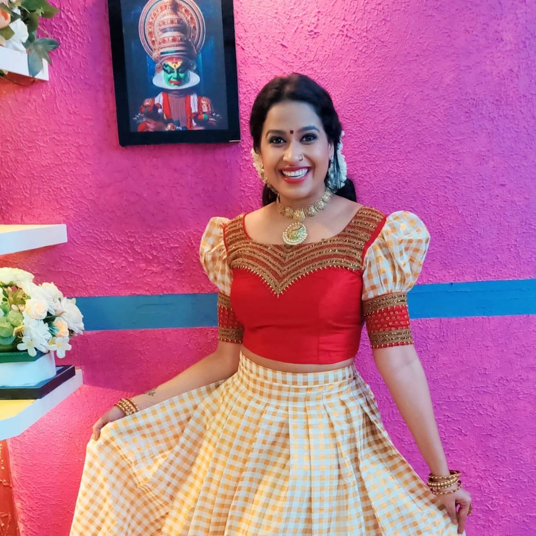 ഓണത്തിന് ഒരുക്കം; നാടൻകുട്ടിയായി സാധിക