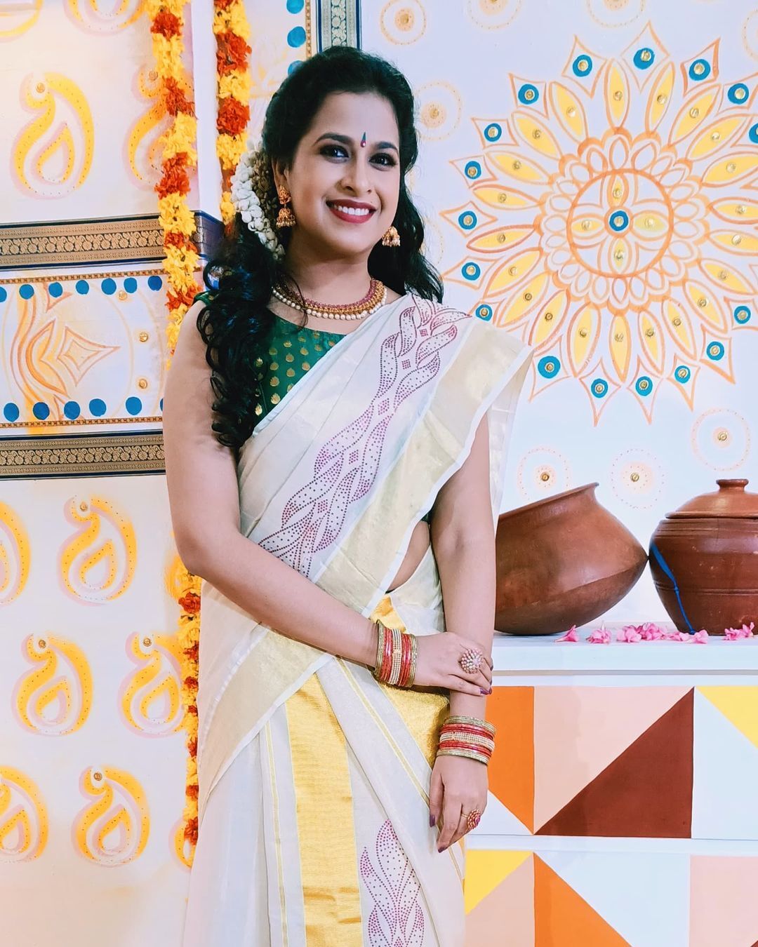 ഓണത്തിന് ഒരുക്കം; നാടൻകുട്ടിയായി സാധിക