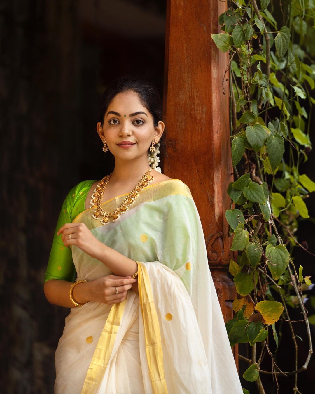 ഇത് 'ട്രാവന്‍കൂര്‍ സിസ്‌റ്റേഴ്‌സ്'; ഓണത്തിന് പച്ച കളര്‍കോഡുമായി താരകുടുംബം; വൈറലായ ഓണ ചിത്രങ്ങള്‍ കാണാം