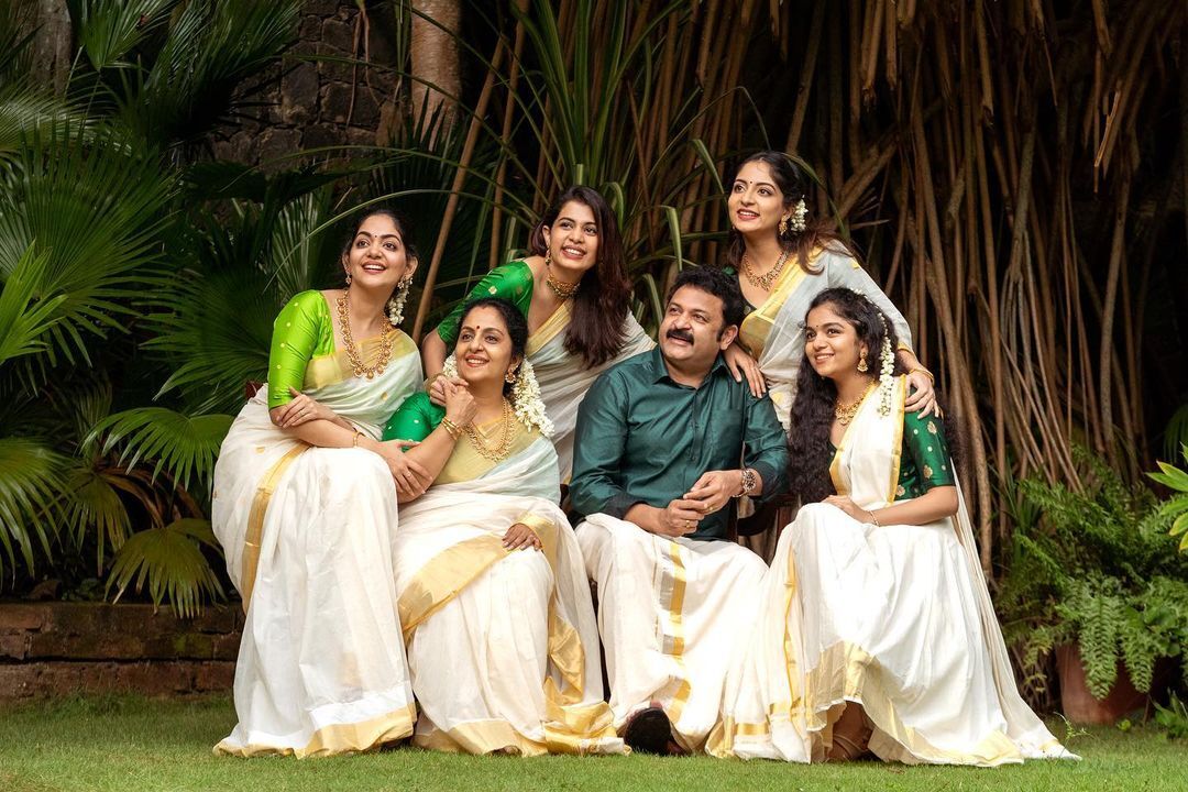 ഇത് 'ട്രാവന്‍കൂര്‍ സിസ്‌റ്റേഴ്‌സ്'; ഓണത്തിന് പച്ച കളര്‍കോഡുമായി താരകുടുംബം; വൈറലായ ഓണ ചിത്രങ്ങള്‍ കാണാം