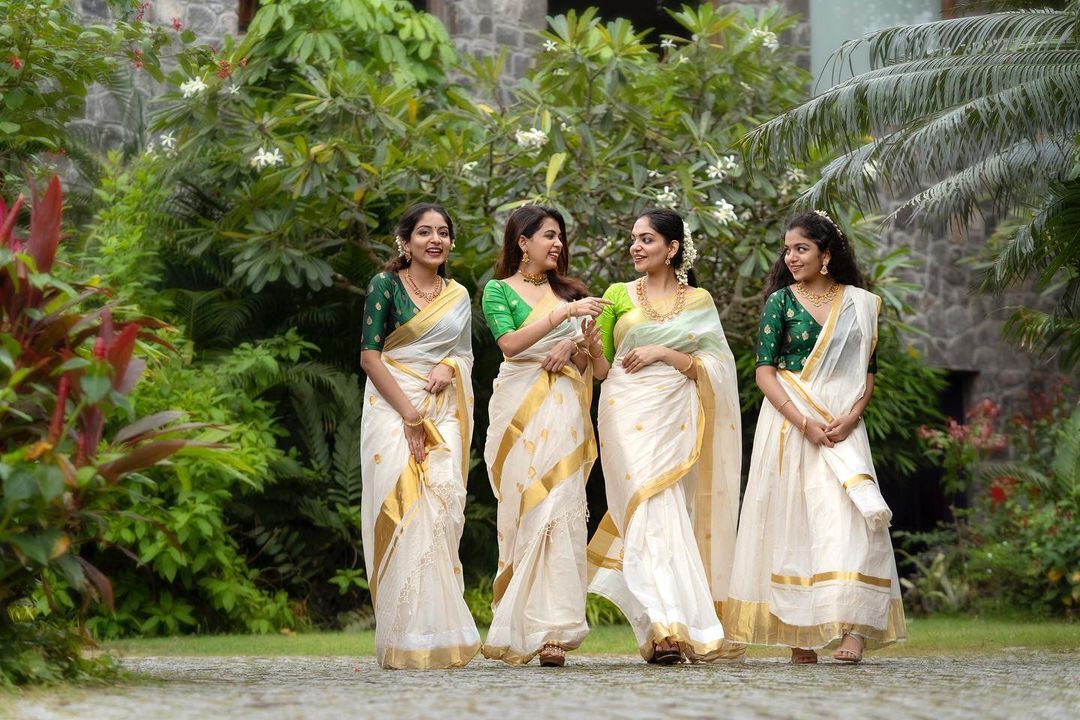 ഇത് 'ട്രാവന്‍കൂര്‍ സിസ്‌റ്റേഴ്‌സ്'; ഓണത്തിന് പച്ച കളര്‍കോഡുമായി താരകുടുംബം; വൈറലായ ഓണ ചിത്രങ്ങള്‍ കാണാം