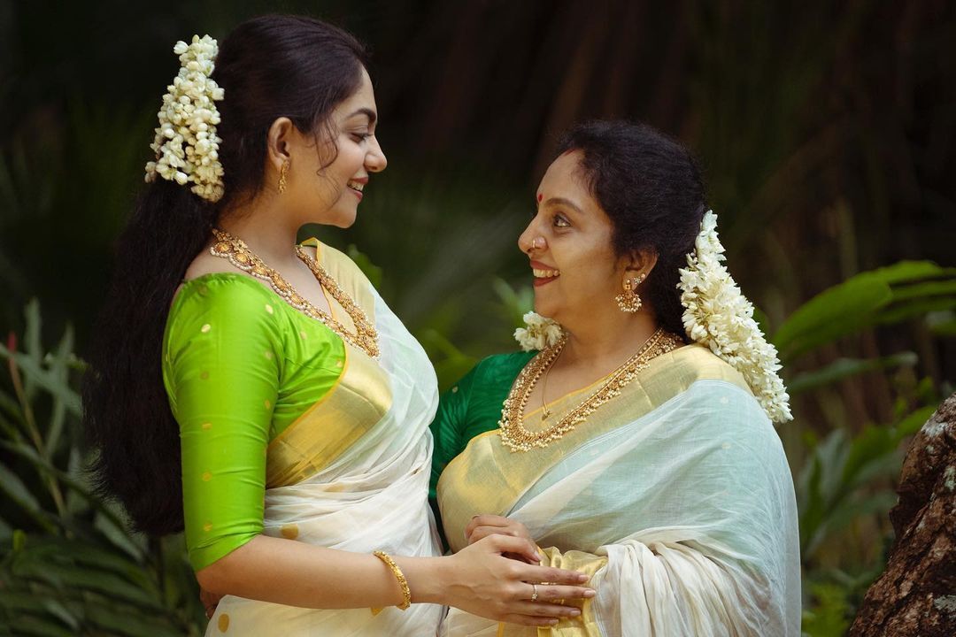 ഇത് 'ട്രാവന്‍കൂര്‍ സിസ്‌റ്റേഴ്‌സ്'; ഓണത്തിന് പച്ച കളര്‍കോഡുമായി താരകുടുംബം; വൈറലായ ഓണ ചിത്രങ്ങള്‍ കാണാം