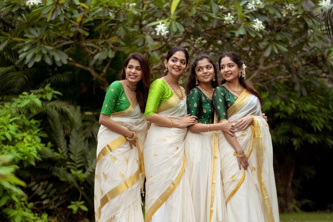 ഇത് 'ട്രാവന്‍കൂര്‍ സിസ്‌റ്റേഴ്‌സ്'; ഓണത്തിന് പച്ച കളര്‍കോഡുമായി താരകുടുംബം; വൈറലായ ഓണ ചിത്രങ്ങള്‍ കാണാം