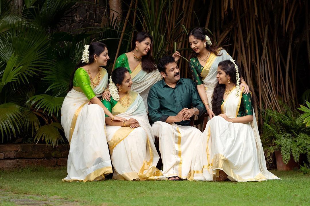 ഇത് 'ട്രാവന്‍കൂര്‍ സിസ്‌റ്റേഴ്‌സ്'; ഓണത്തിന് പച്ച കളര്‍കോഡുമായി താരകുടുംബം; വൈറലായ ഓണ ചിത്രങ്ങള്‍ കാണാം