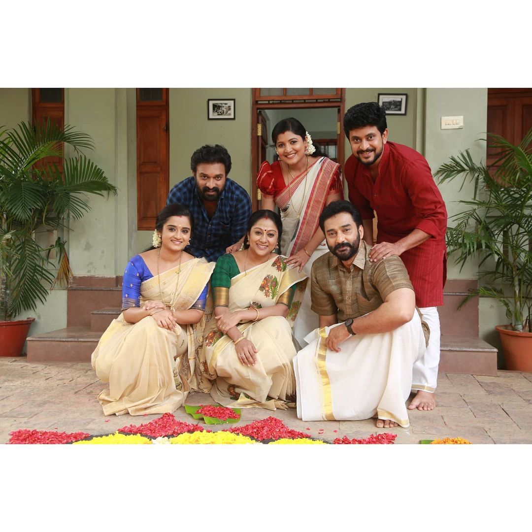 ശിവനോടൊപ്പം അഞ്ജലി, സാന്ത്വനം വീട്ടിലെ ഓണാഘോഷ ചിത്രങ്ങള്‍ വൈറല്‍, കാണാം