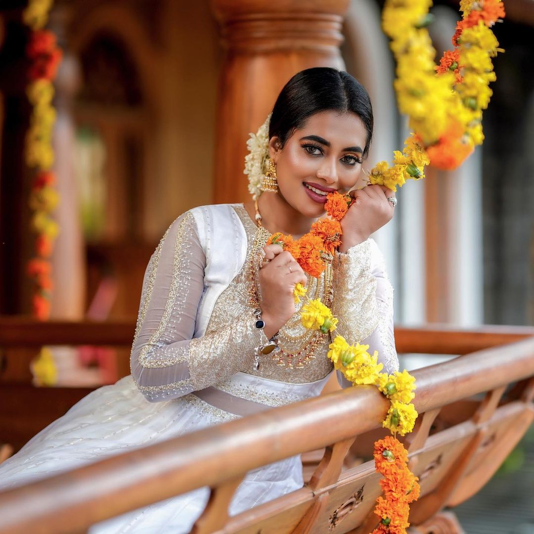 സാരിയില്‍ തിളങ്ങിയ രമ്യ പണിക്കര്‍: ഒപ്പം മോഹന്‍ലാലും ചിത്രയും