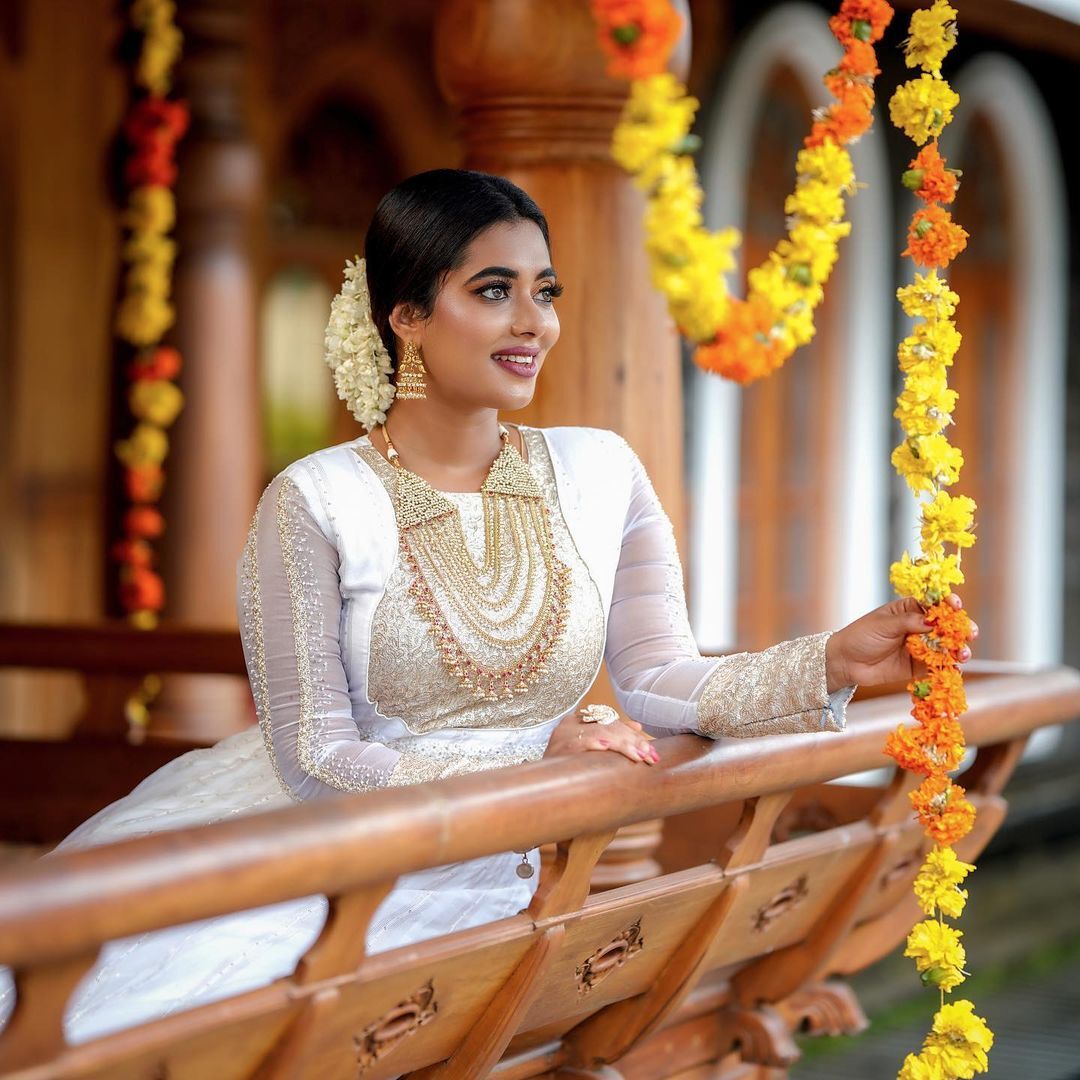 സാരിയില്‍ തിളങ്ങിയ രമ്യ പണിക്കര്‍: ഒപ്പം മോഹന്‍ലാലും ചിത്രയും