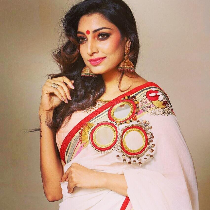 സാരിയിൽ ഗ്ലാമറസ് ലുക്കിൽ റിതു മന്ത്ര; ബിഗ് ബോസ് താരത്തിന്റെ ഫോട്ടോഷൂട്ട് വൈറൽ