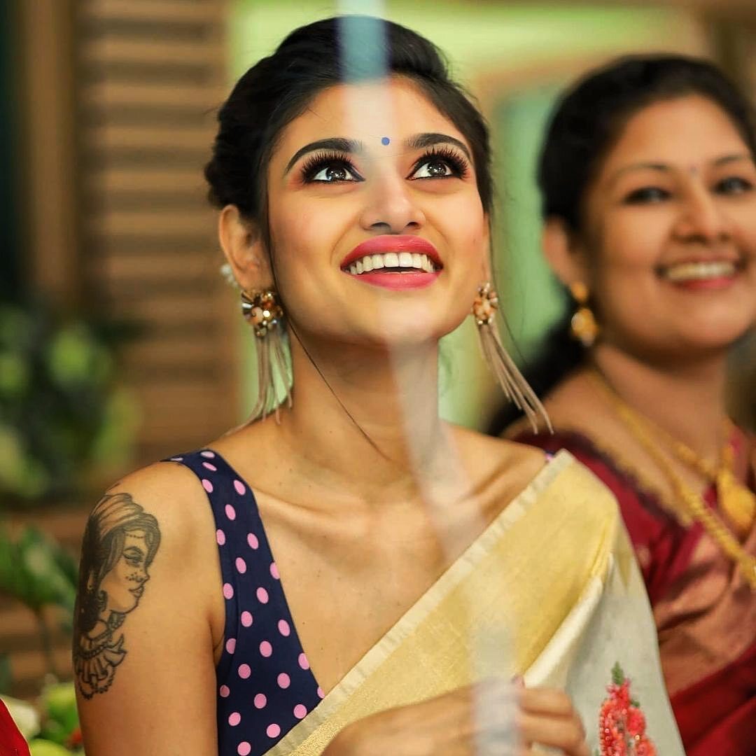 കേരള സാരിയിൽ കലക്കൻ ലുക്കിൽ തമിഴ് ബിഗ് ബോസ് താരം ഓവിയ; ചിത്രങ്ങൾ കാണാം