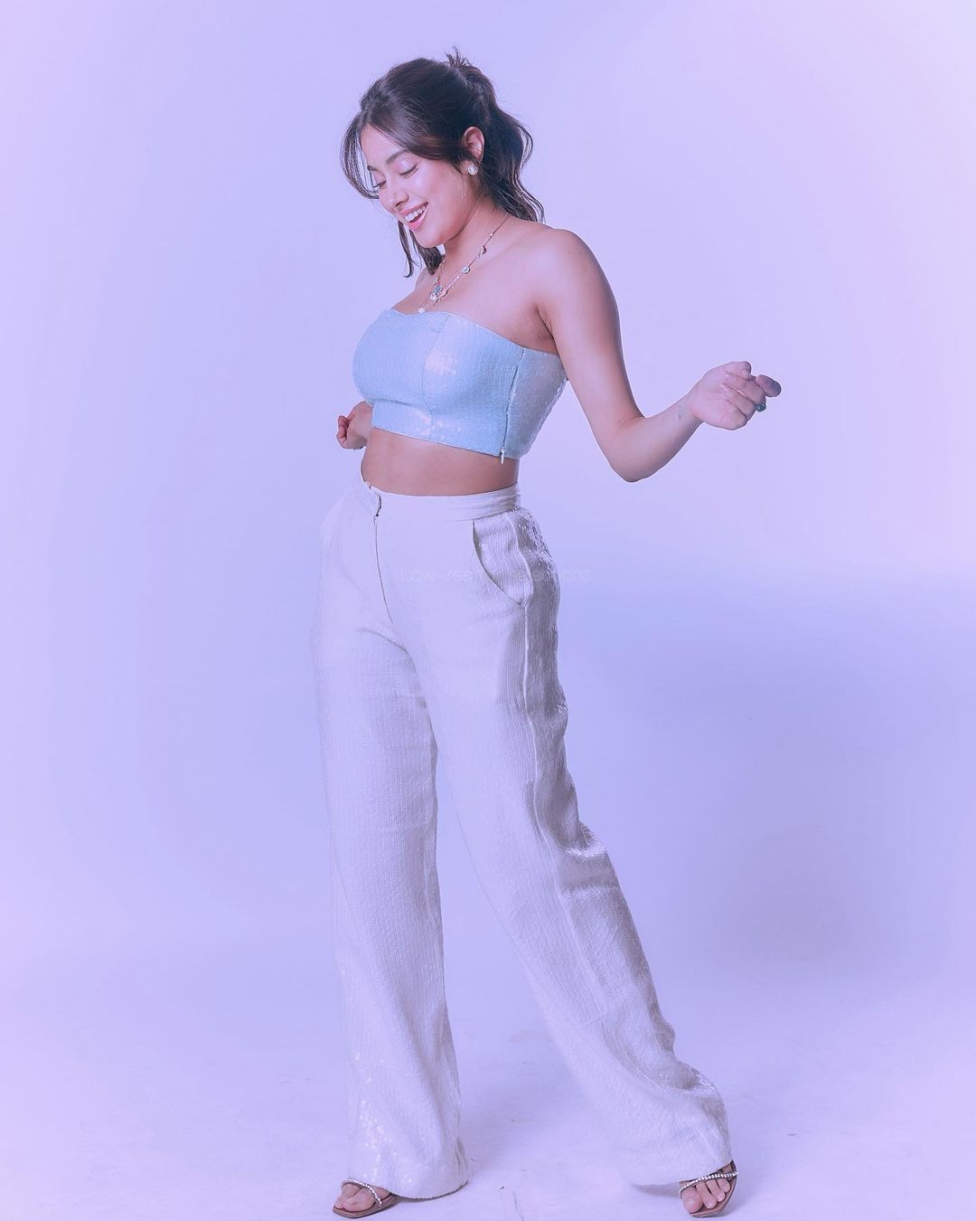 അമ്മയെ പോലെ തന്നെ അതിസുന്ദരി, സോഷ്യൽ മീഡിയയെ ഇളക്കി മറിച്ച്  ജാൻവിയുടെ ഫോട്ടോഷൂട്ട്