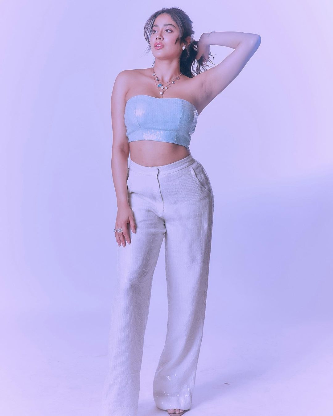 അമ്മയെ പോലെ തന്നെ അതിസുന്ദരി, സോഷ്യൽ മീഡിയയെ ഇളക്കി മറിച്ച്  ജാൻവിയുടെ ഫോട്ടോഷൂട്ട്