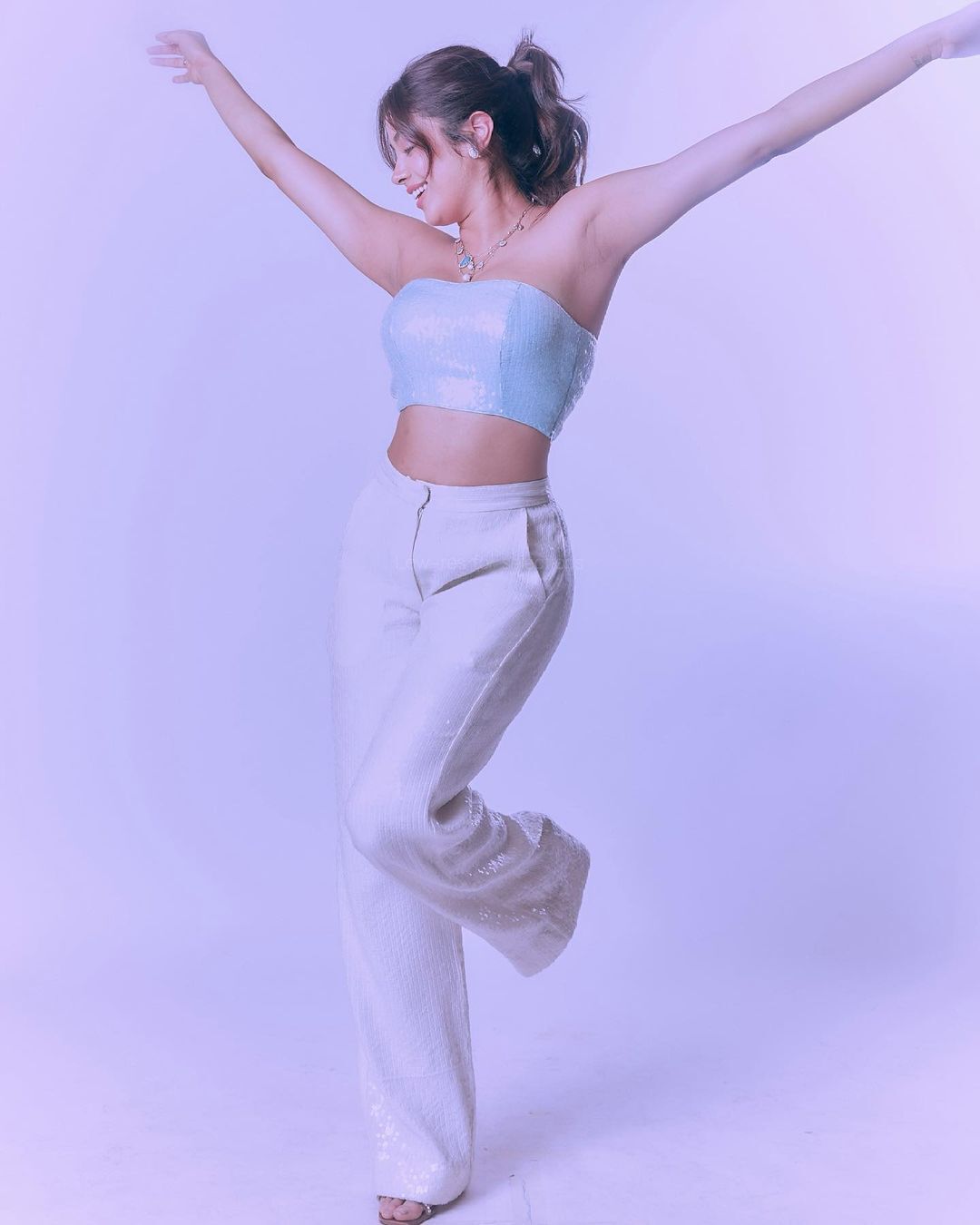 അമ്മയെ പോലെ തന്നെ അതിസുന്ദരി, സോഷ്യൽ മീഡിയയെ ഇളക്കി മറിച്ച്  ജാൻവിയുടെ ഫോട്ടോഷൂട്ട്