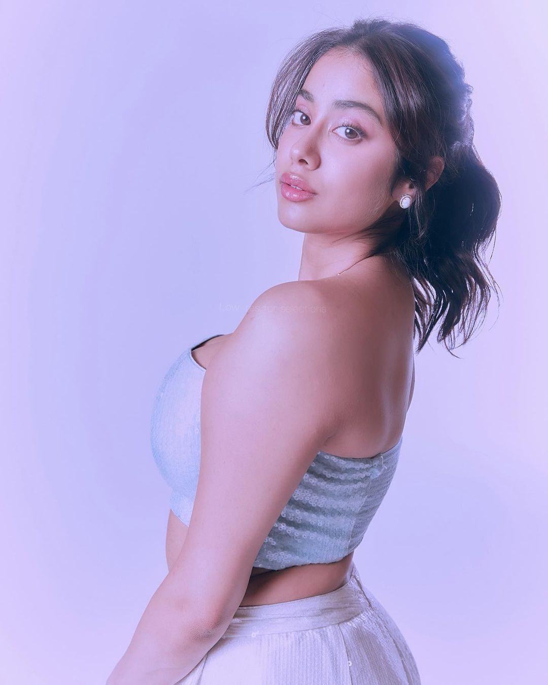 അമ്മയെ പോലെ തന്നെ അതിസുന്ദരി, സോഷ്യൽ മീഡിയയെ ഇളക്കി മറിച്ച്  ജാൻവിയുടെ ഫോട്ടോഷൂട്ട്