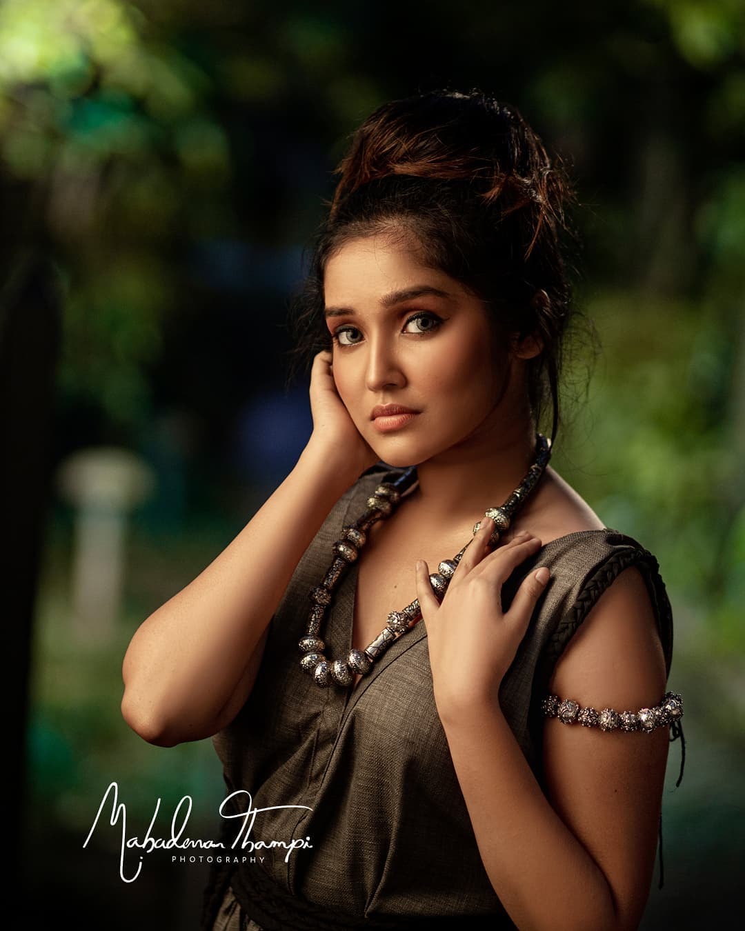 എന്തൊരു ലുക്കാണ് കാണാന്‍; സോഷ്യല്‍ മീഡിയയില്‍ ട്രെന്‍ഡിംഗായി അനിഖയുടെ ഫോട്ടോഷൂട്ട്