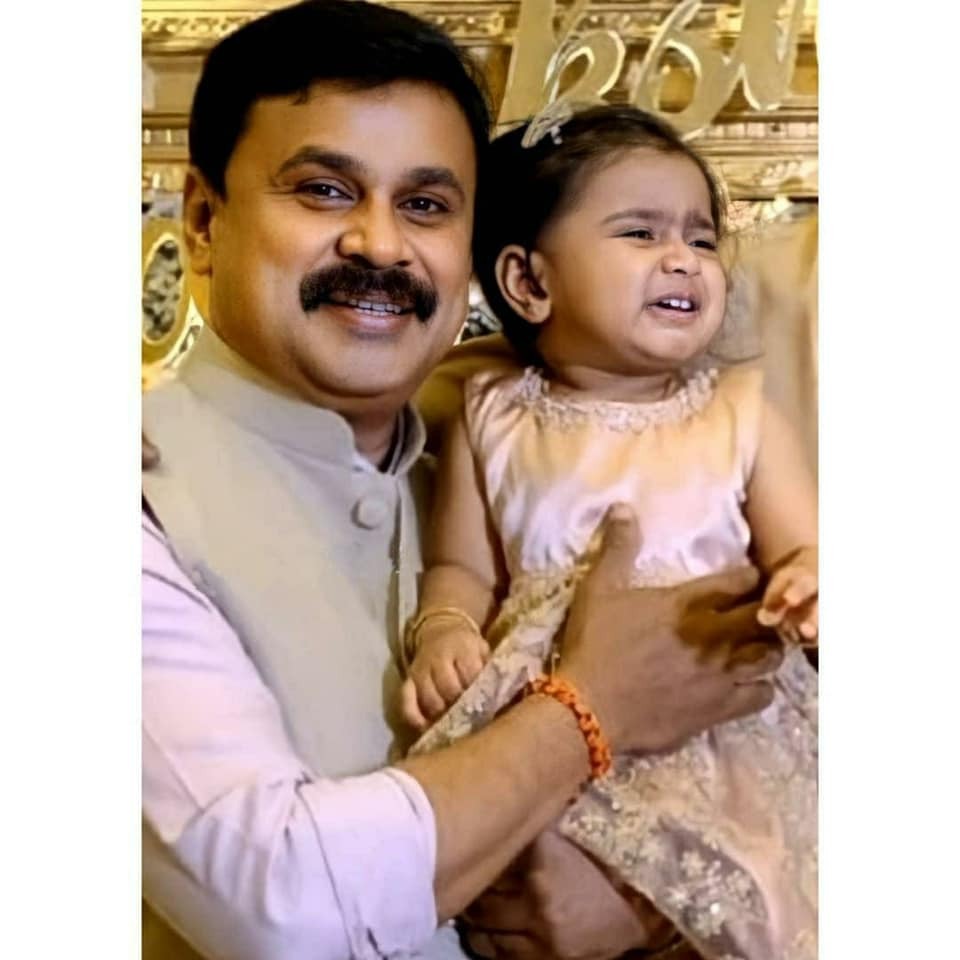 അച്ഛനൊപ്പം നിറഞ്ഞ് ചിരിച്ച് മീനാക്ഷി, ഒപ്പം അനിയത്തിയും കാവ്യയും, ദിലീപിന്റെ കുടുംബചിത്രം വൈറൽ