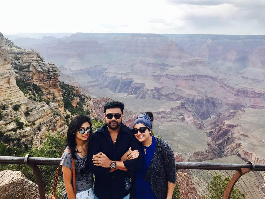 അച്ഛനൊപ്പം നിറഞ്ഞ് ചിരിച്ച് മീനാക്ഷി, ഒപ്പം അനിയത്തിയും കാവ്യയും, ദിലീപിന്റെ കുടുംബചിത്രം വൈറൽ