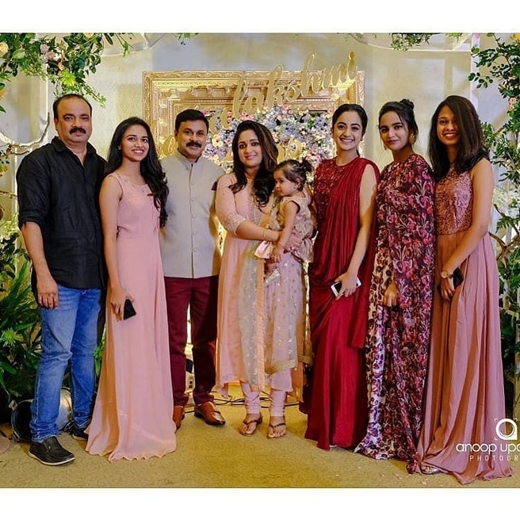 മക്കൾക്കൊപ്പം ചിരിയോടെ ദിലീപ്, മഞ്ജുവിനെ ഓർമ്മപ്പെടുത്തി സോഷ്യൽ മീഡിയ, ചിത്രങ്ങൾ