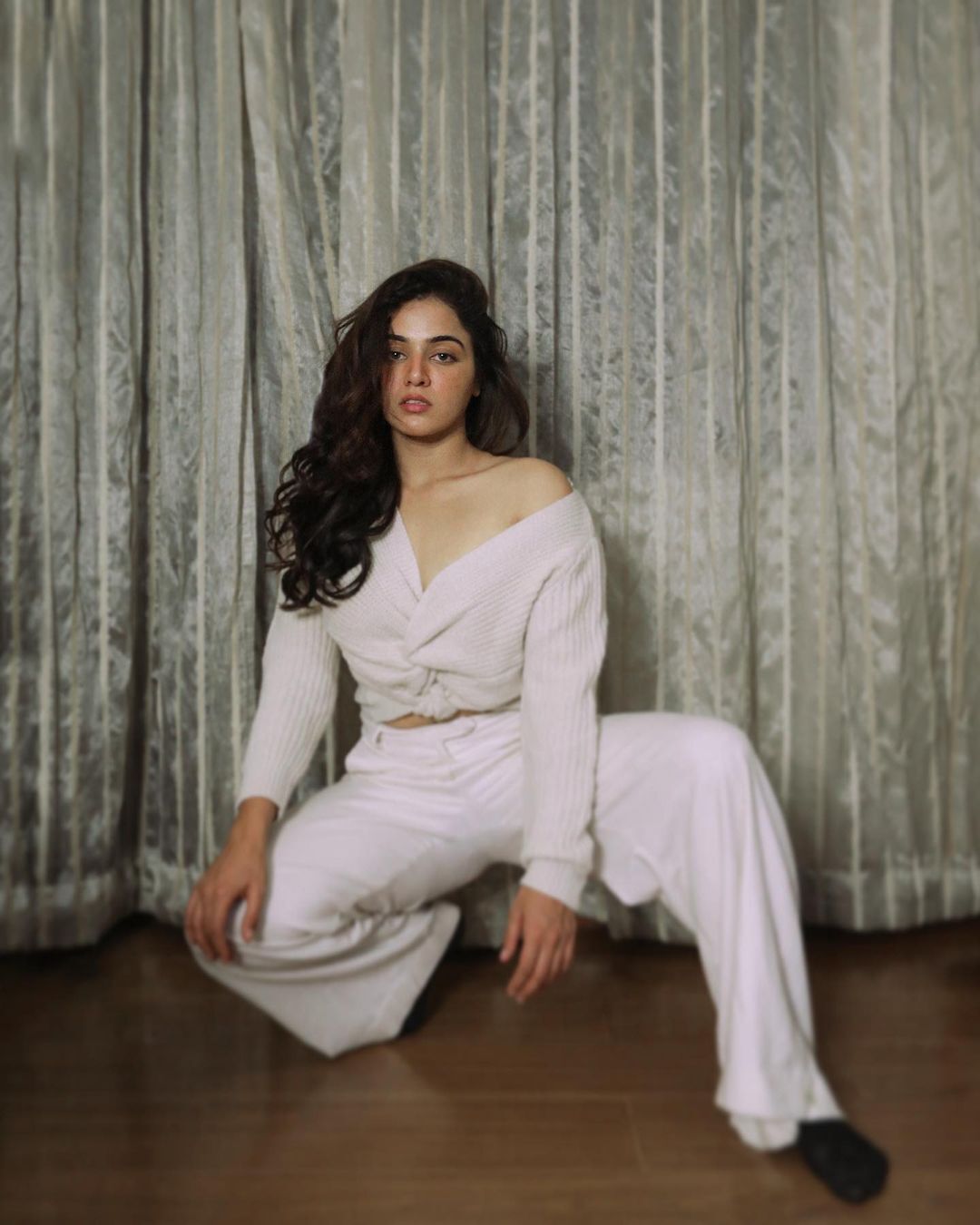 ഹോട്ട് ലുക്കിൽ വാമിഖ ഗാബ്ബി; ചിത്രങ്ങൾ വൈറലാകുന്നു