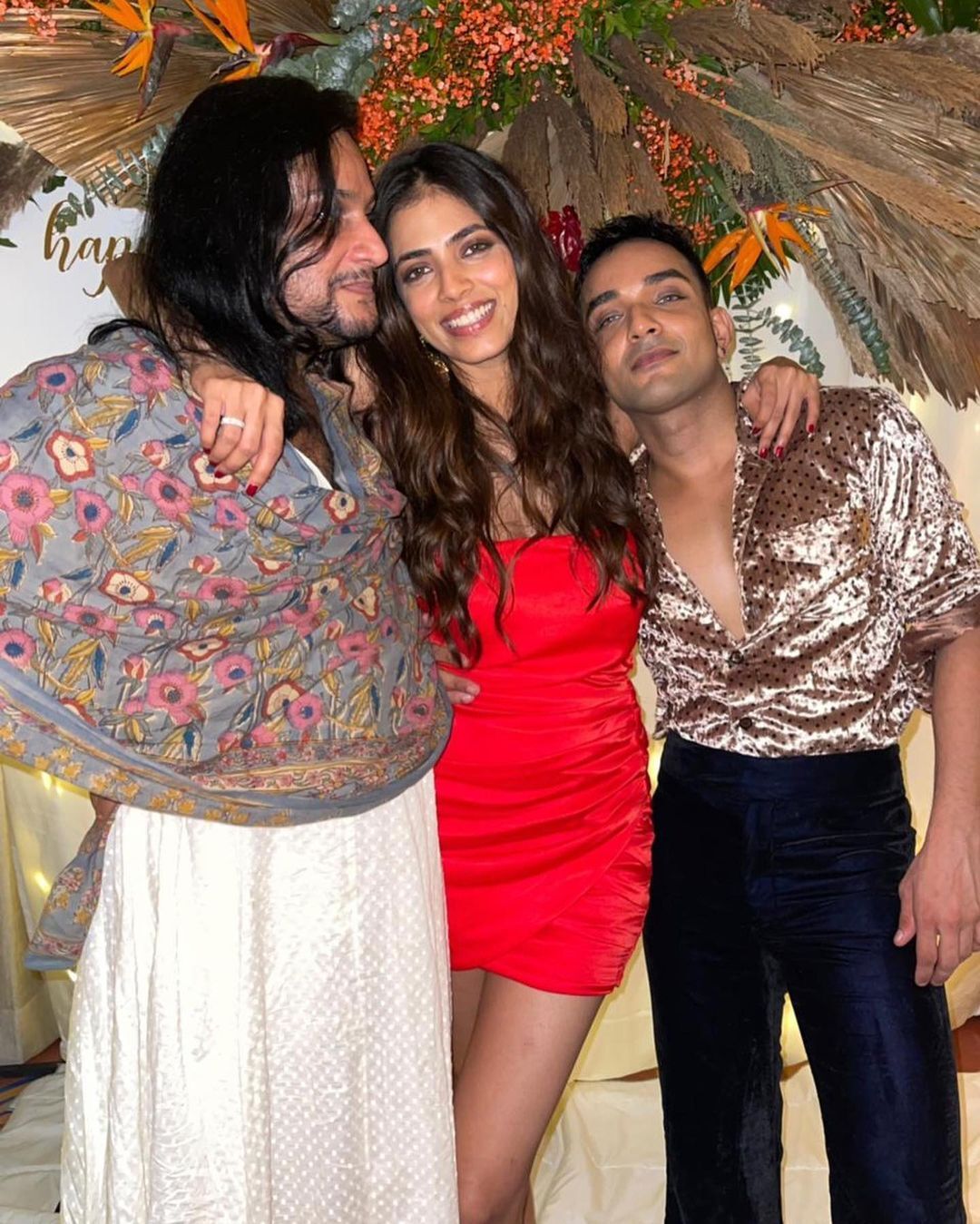 പിറന്നാൾ ദിനത്തിൽ ചുവപ്പിൽ സുന്ദരിയായി മാളവിക; ചിത്രങ്ങൾ കാണാം