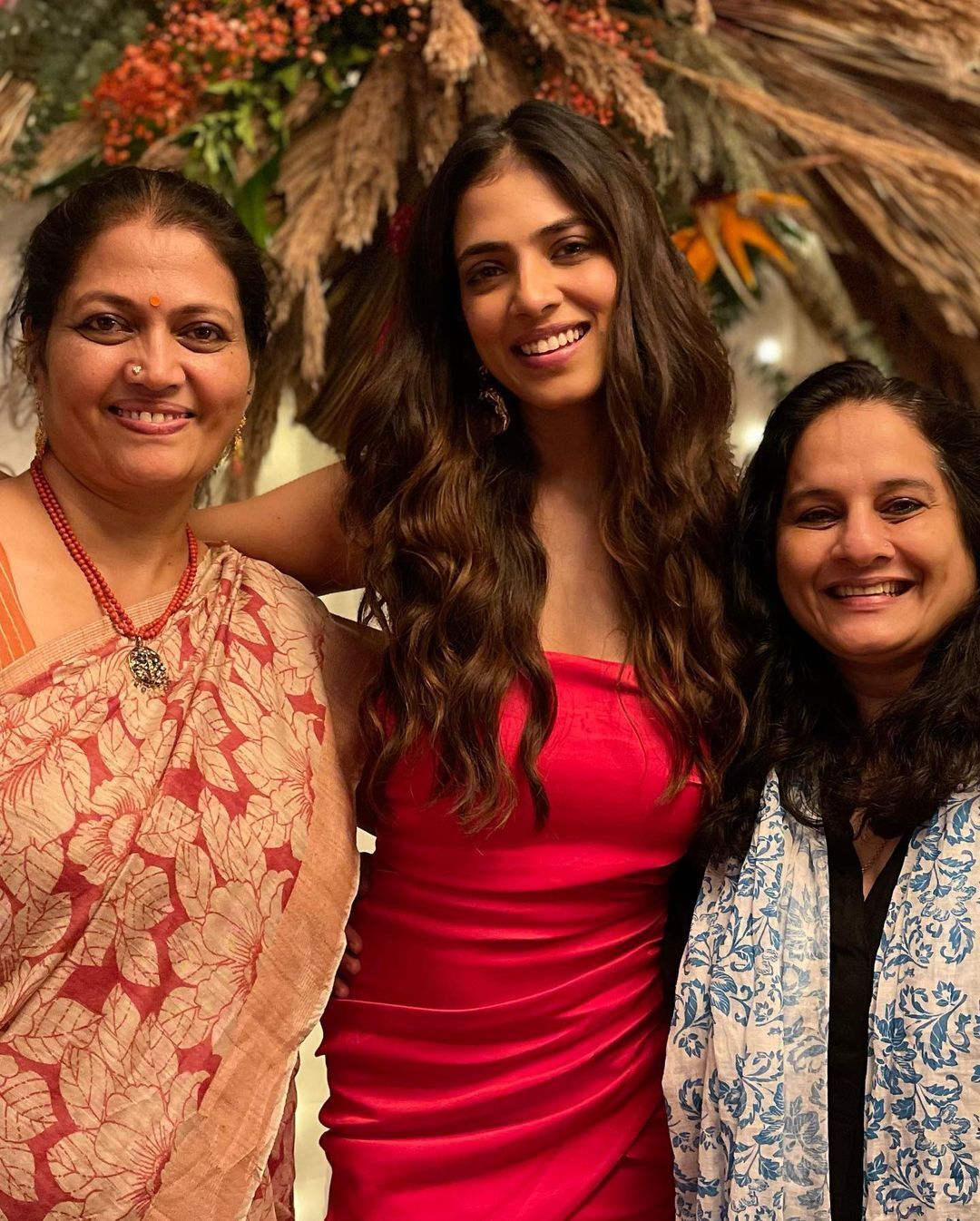 പിറന്നാൾ ദിനത്തിൽ ചുവപ്പിൽ സുന്ദരിയായി മാളവിക; ചിത്രങ്ങൾ കാണാം