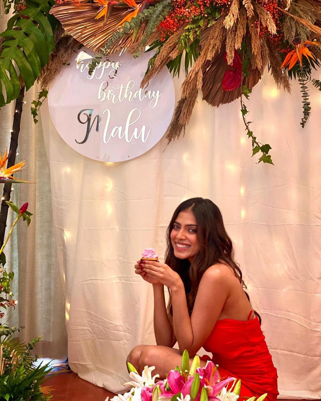 പിറന്നാൾ ദിനത്തിൽ ചുവപ്പിൽ സുന്ദരിയായി മാളവിക; ചിത്രങ്ങൾ കാണാം