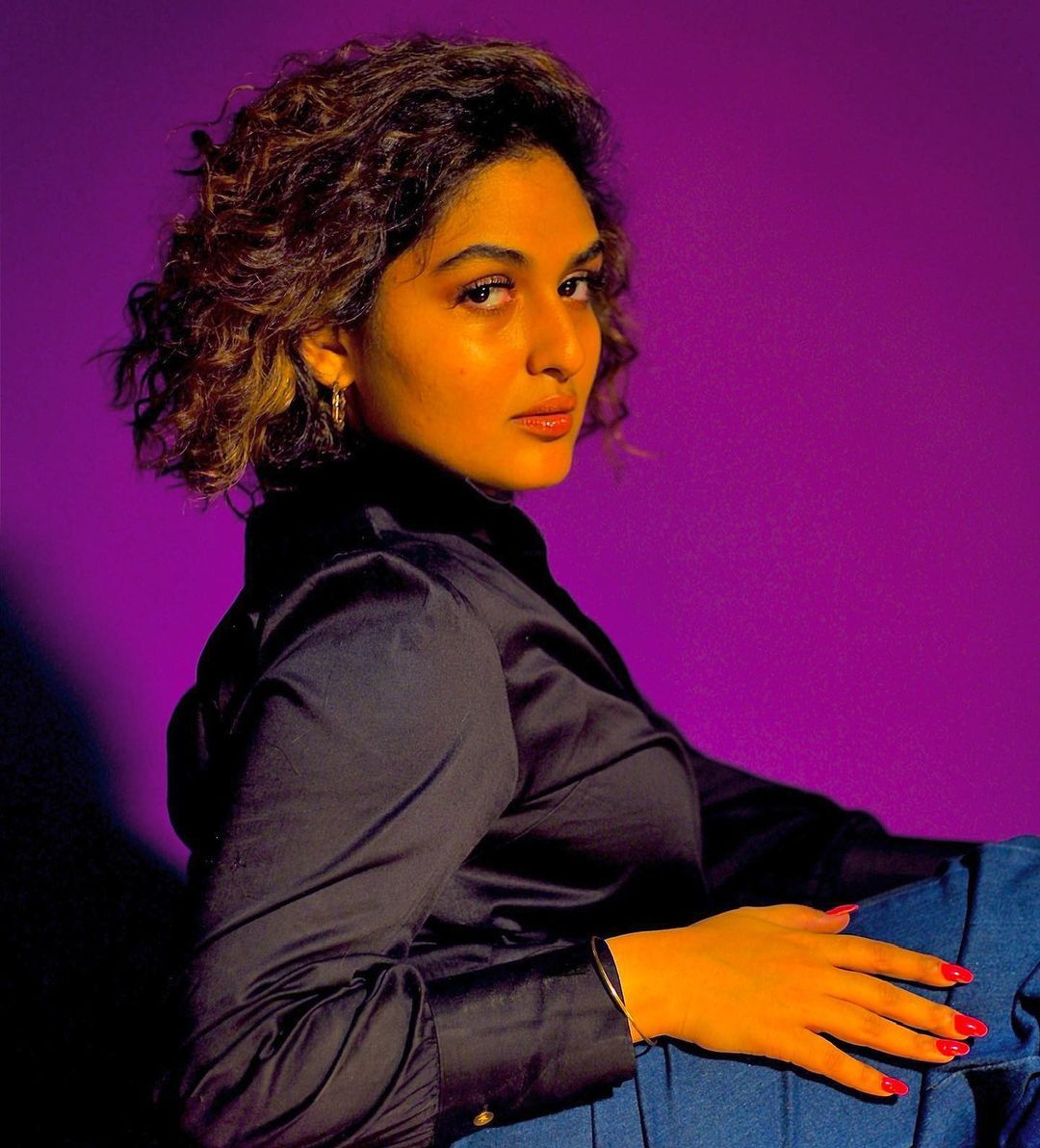 ബോള്‍ഡ് ലുക്കില്‍ പുതിയ ഫോട്ടോഷൂട്ടുമായി പ്രയാഗ മാര്‍ട്ടിന്‍; നവരസക്കായുള്ള കാത്തിരിപ്പിലാണെന്ന് ആരാധകര്‍