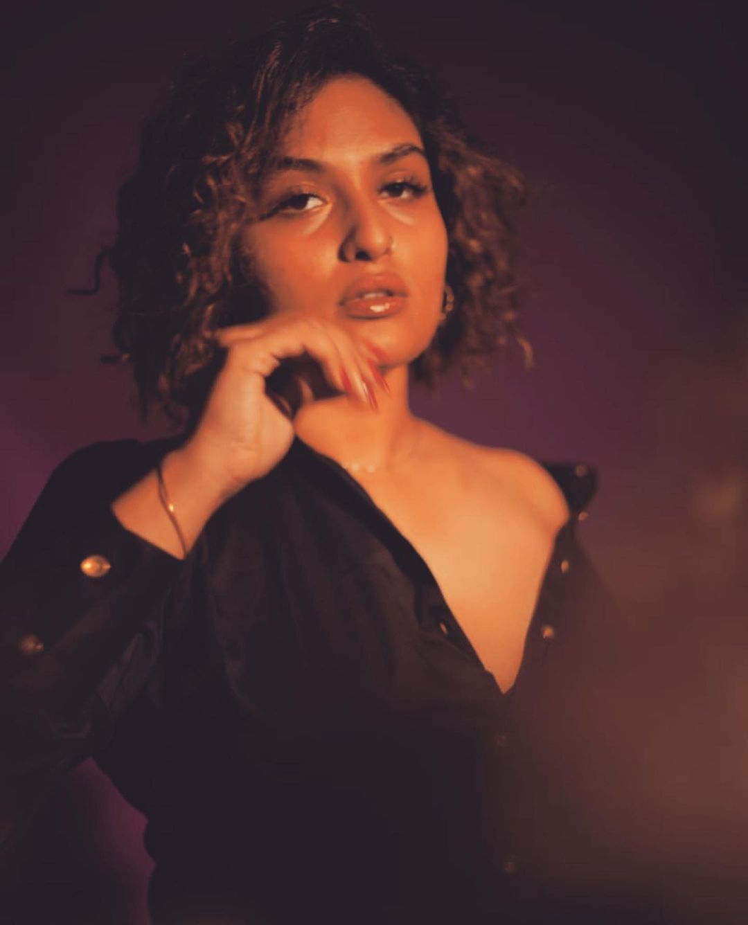 ബോള്‍ഡ് ലുക്കില്‍ പുതിയ ഫോട്ടോഷൂട്ടുമായി പ്രയാഗ മാര്‍ട്ടിന്‍; നവരസക്കായുള്ള കാത്തിരിപ്പിലാണെന്ന് ആരാധകര്‍