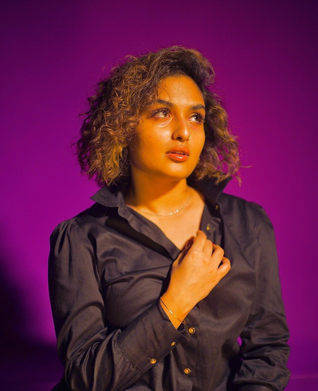 ബോള്‍ഡ് ലുക്കില്‍ പുതിയ ഫോട്ടോഷൂട്ടുമായി പ്രയാഗ മാര്‍ട്ടിന്‍; നവരസക്കായുള്ള കാത്തിരിപ്പിലാണെന്ന് ആരാധകര്‍