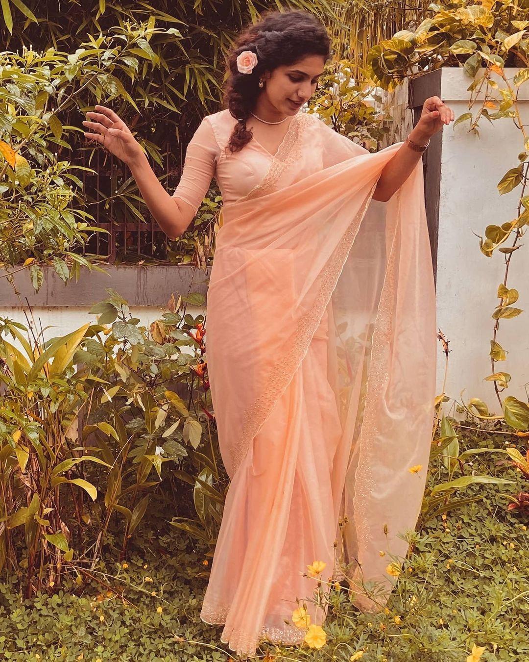 സാരിയിൽ കിടു ലുക്കുമായി നടി ദീപ തോമസ്, സൂപ്പർ ആയിട്ടുണ്ടെന്നു ആരാധകർ