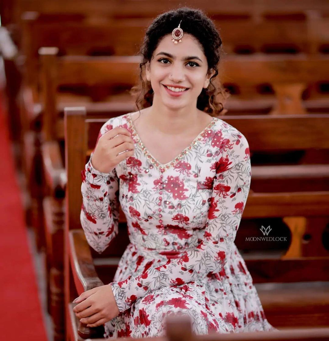 സാരിയിൽ കിടു ലുക്കുമായി നടി ദീപ തോമസ്, സൂപ്പർ ആയിട്ടുണ്ടെന്നു ആരാധകർ