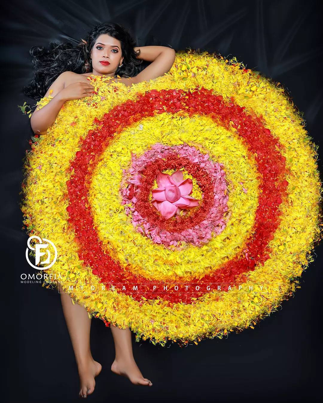 സോഷ്യല്‍ മീഡിയയെ ഞെട്ടിച്ച് പേളിയുടെ പൂക്കളം ഫോട്ടോഷൂട്ട്; വൈറലായ ചിത്രങ്ങള്‍ കാണാം