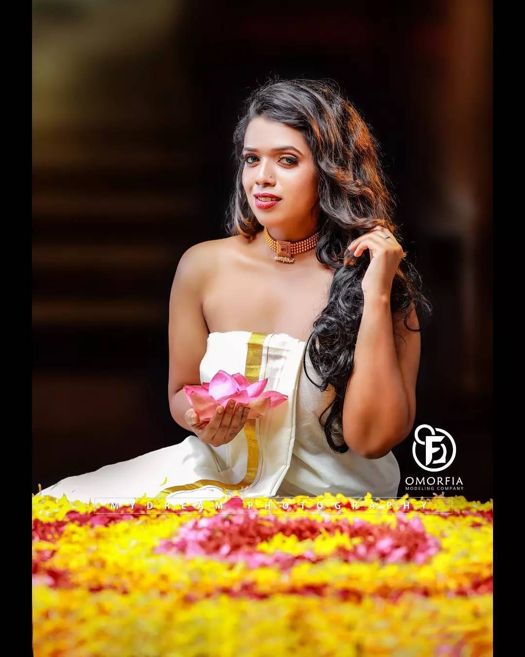 സോഷ്യല്‍ മീഡിയയെ ഞെട്ടിച്ച് പേളിയുടെ പൂക്കളം ഫോട്ടോഷൂട്ട്; വൈറലായ ചിത്രങ്ങള്‍ കാണാം