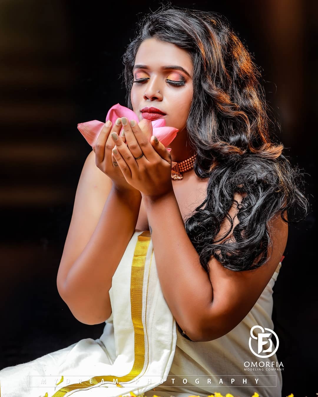 സോഷ്യല്‍ മീഡിയയെ ഞെട്ടിച്ച് പേളിയുടെ പൂക്കളം ഫോട്ടോഷൂട്ട്; വൈറലായ ചിത്രങ്ങള്‍ കാണാം