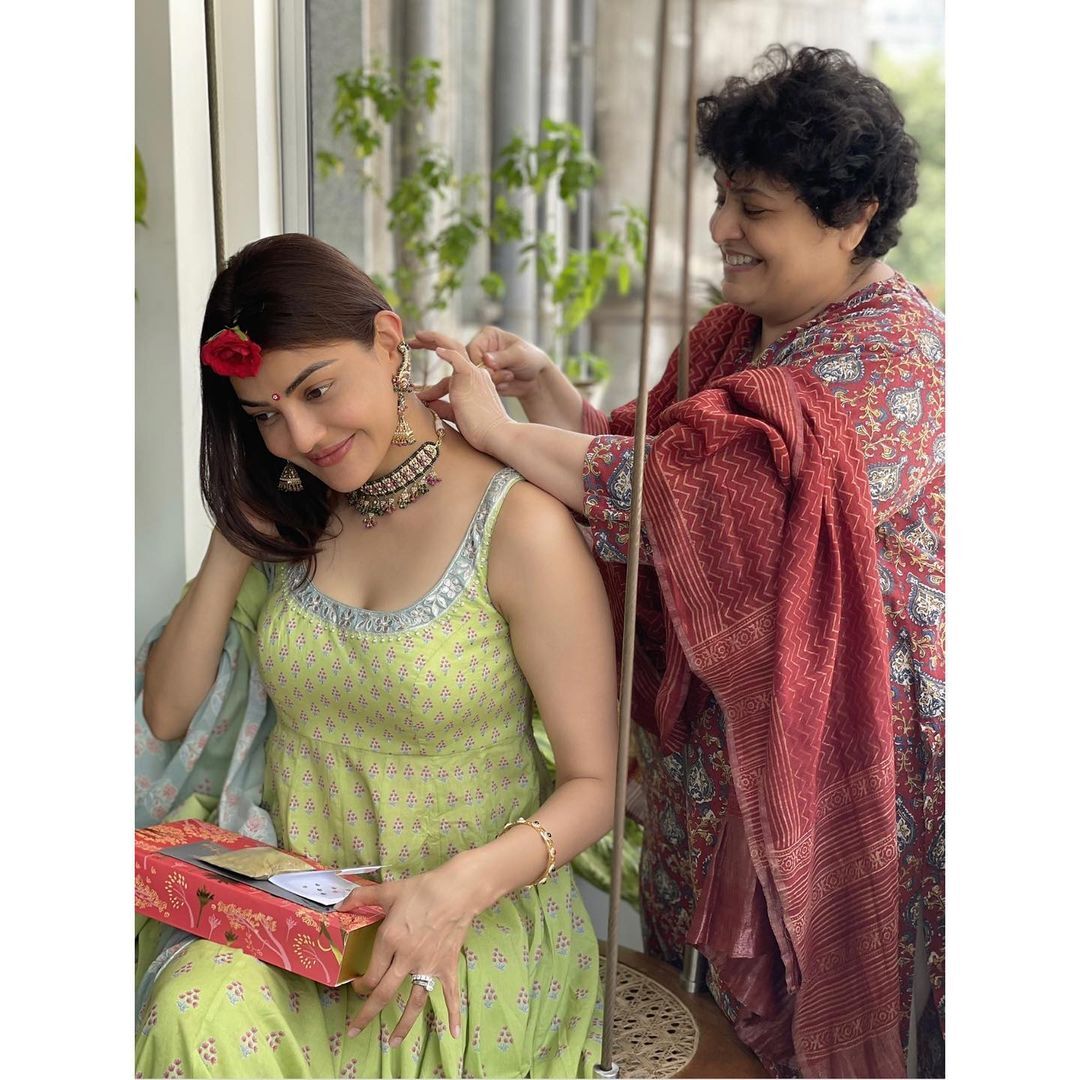 അമ്മയുടെ സുന്ദരിക്കുട്ടി; കാജൽ അഗർവാളിനെ ഒരുക്കി അമ്മ, ചിത്രങ്ങൾ