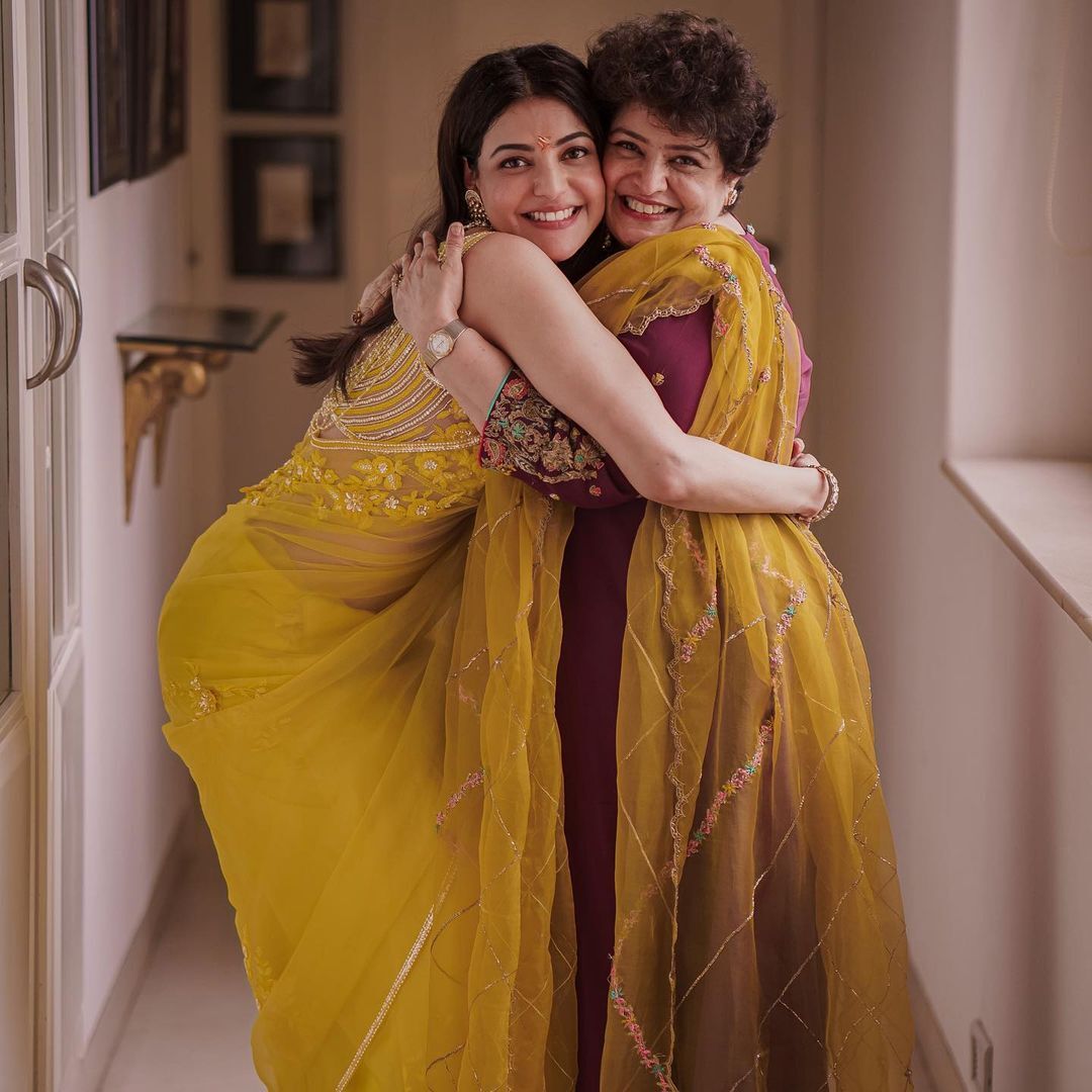 അമ്മയുടെ സുന്ദരിക്കുട്ടി; കാജൽ അഗർവാളിനെ ഒരുക്കി അമ്മ, ചിത്രങ്ങൾ