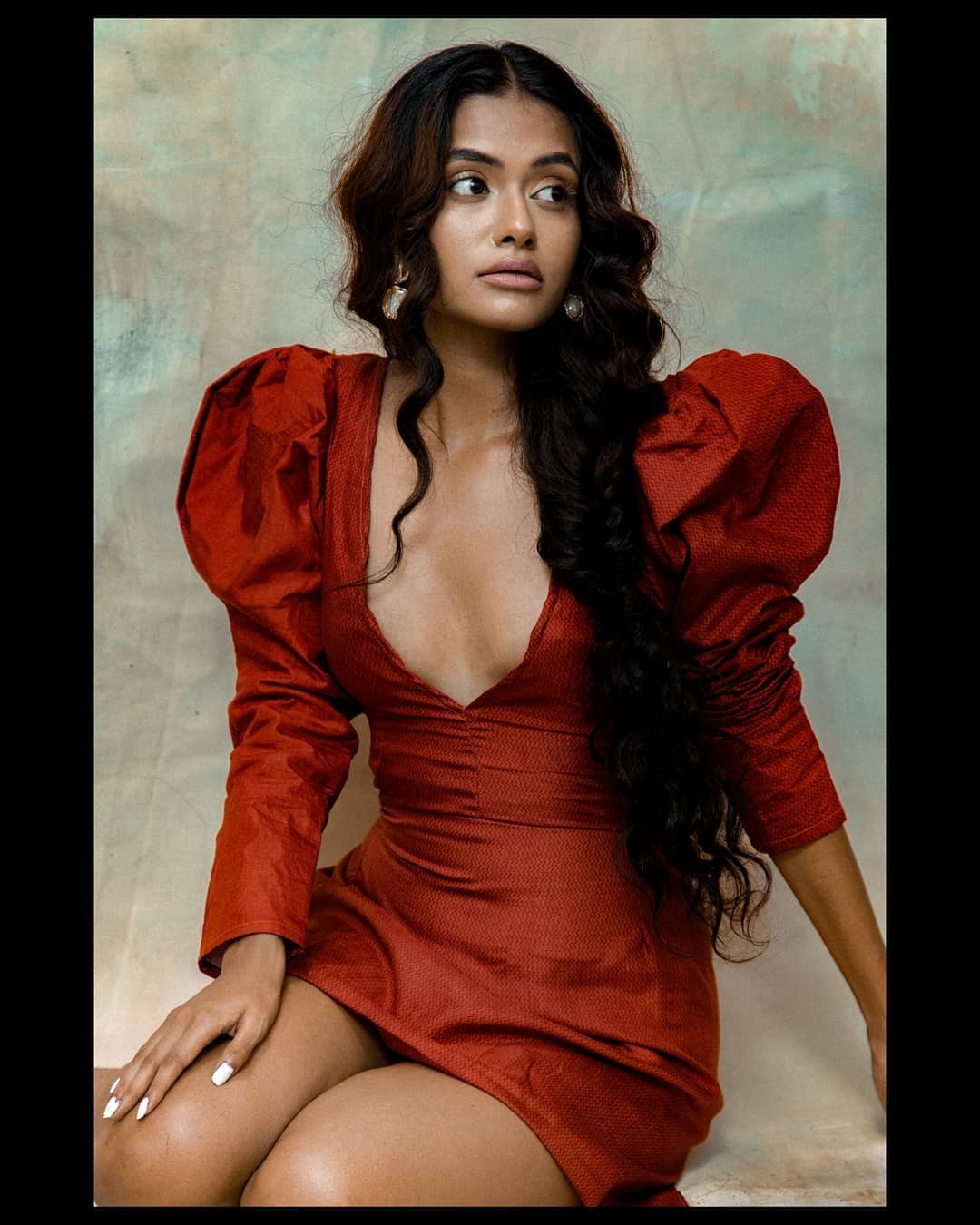 ഹോട്ട് ലുക്കില്‍ തിളങ്ങി ഐഷ്വര്യ സുരേഷ്; ഫോട്ടോഷൂട്ട് സോഷ്യല്‍ മീഡിയയില്‍ ട്രെന്‍ഡിംഗ്