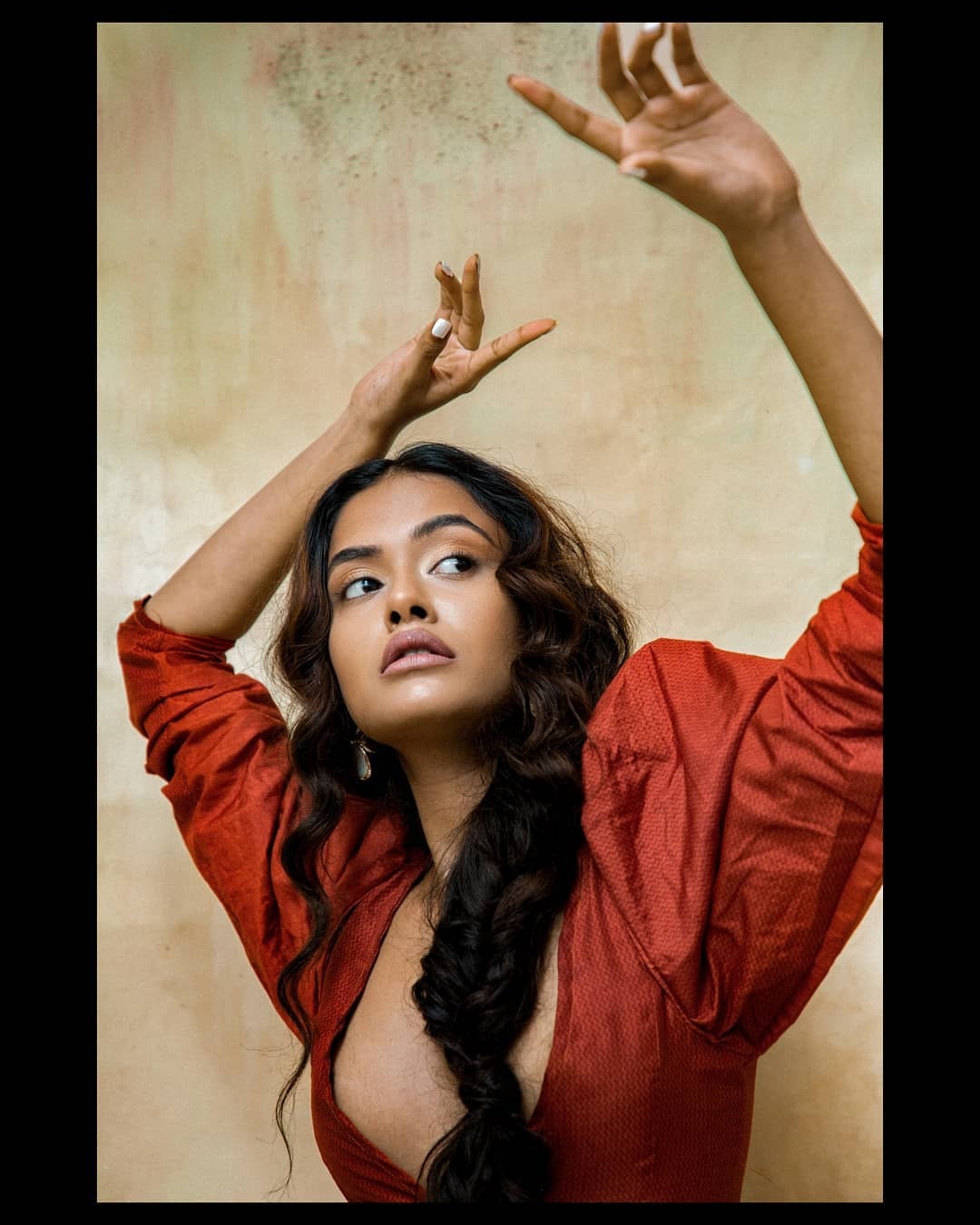 ഹോട്ട് ലുക്കില്‍ തിളങ്ങി ഐഷ്വര്യ സുരേഷ്; ഫോട്ടോഷൂട്ട് സോഷ്യല്‍ മീഡിയയില്‍ ട്രെന്‍ഡിംഗ്