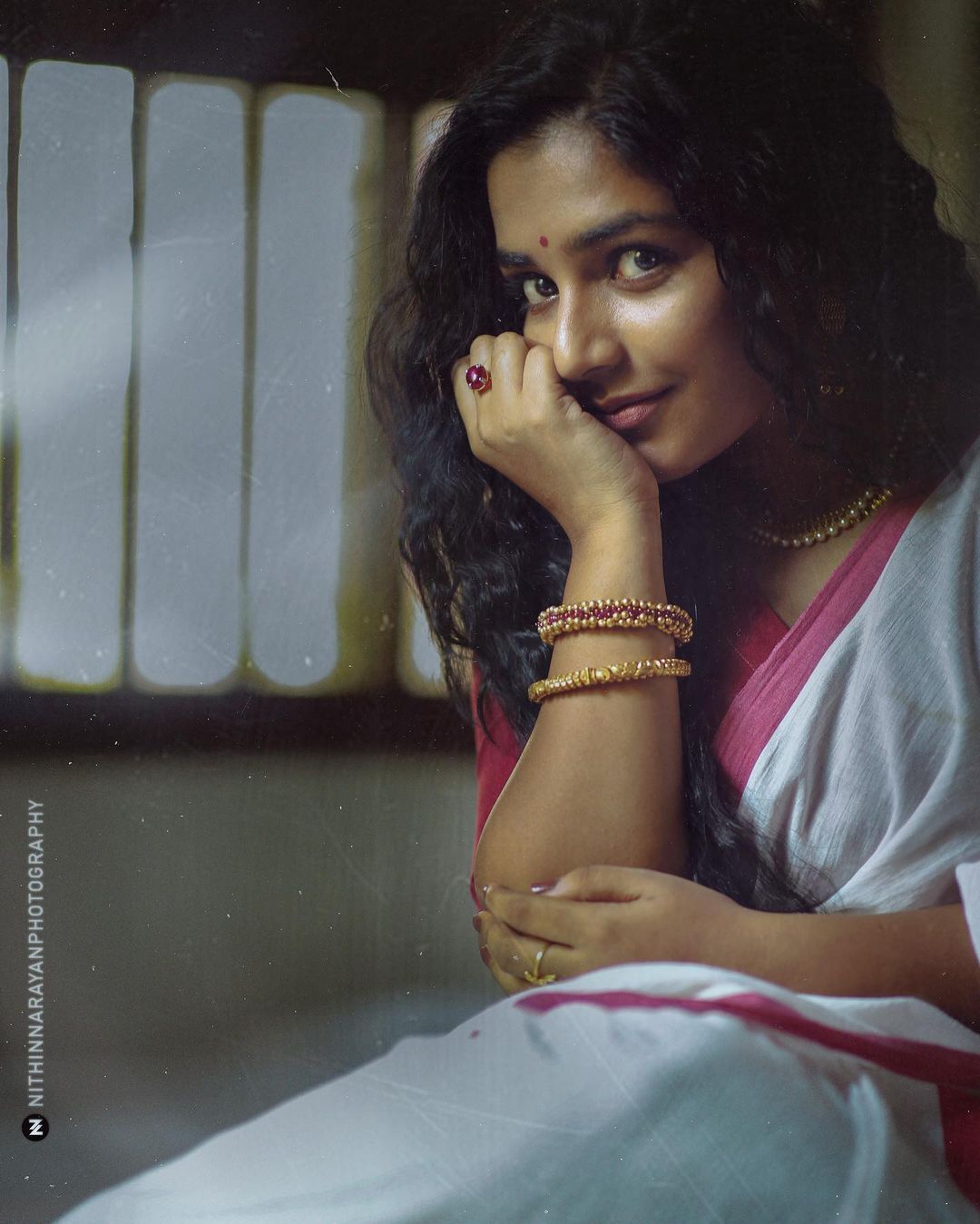 ഓണമിങ്ങെത്തിയെന്ന് രജിഷ.. കസവിൽ തിളങ്ങി താരം.. നാടൻ ലുക്ക് ഏറ്റെടുത്ത് ആരാധകർ