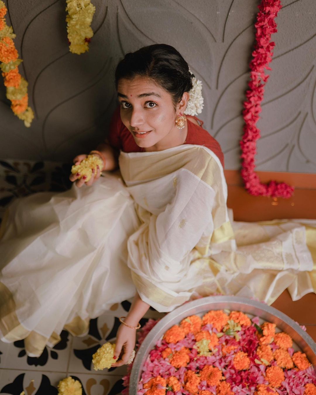 ഓണമിങ്ങെത്തിയെന്ന് രജിഷ.. കസവിൽ തിളങ്ങി താരം.. നാടൻ ലുക്ക് ഏറ്റെടുത്ത് ആരാധകർ