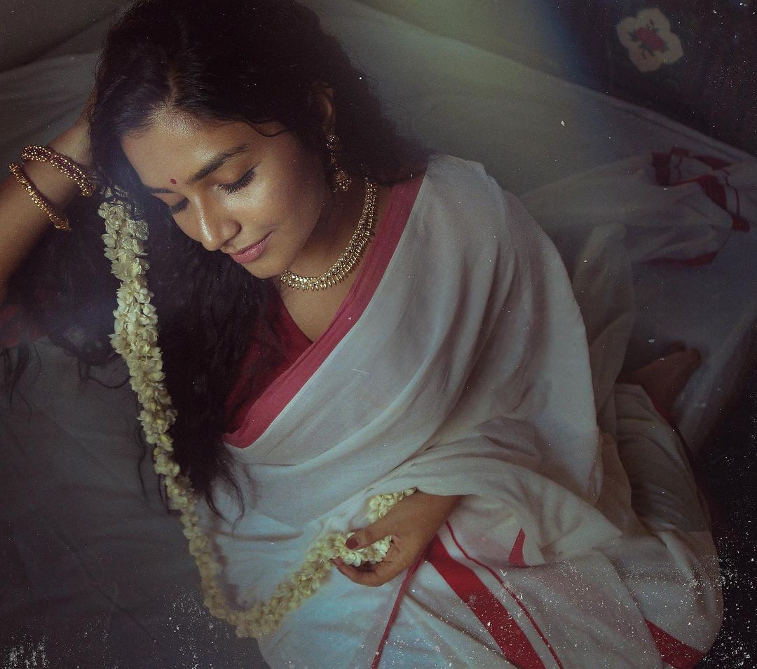 ഓണമിങ്ങെത്തിയെന്ന് രജിഷ.. കസവിൽ തിളങ്ങി താരം.. നാടൻ ലുക്ക് ഏറ്റെടുത്ത് ആരാധകർ