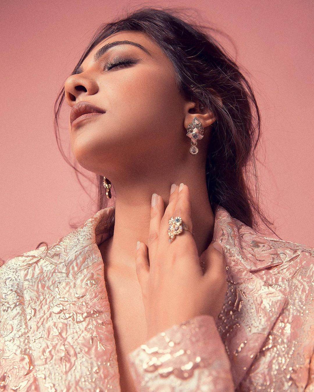 ഒരു രക്ഷയുമില്ലെന്ന് ആരാധകർ..മഡോണ സെബാസ്റ്റ്യന്റെ പുതിയ ലുക്ക് വൈറൽ