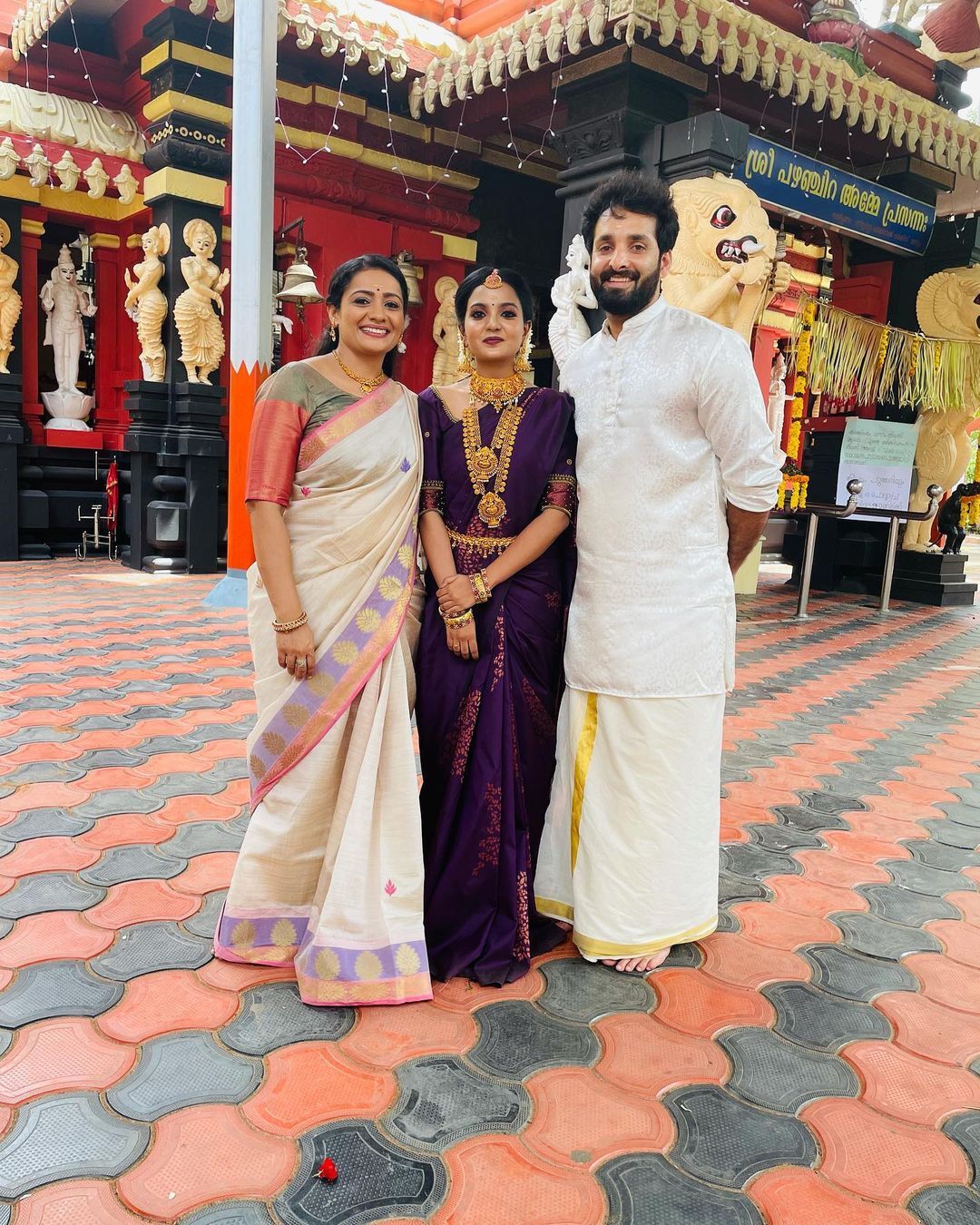 സുമിത്ര പറഞ്ഞ വാക്ക് പാലിച്ചു, സഞ്ജന ഇനി പ്രതീഷിന് സ്വന്തം: ആ സർപ്രൈസ് നേരത്തേ പുറത്തുവിട്ട് കുടുംബവിളക്ക് ടീം, ചിത്രങ്ങൾ കാണാം