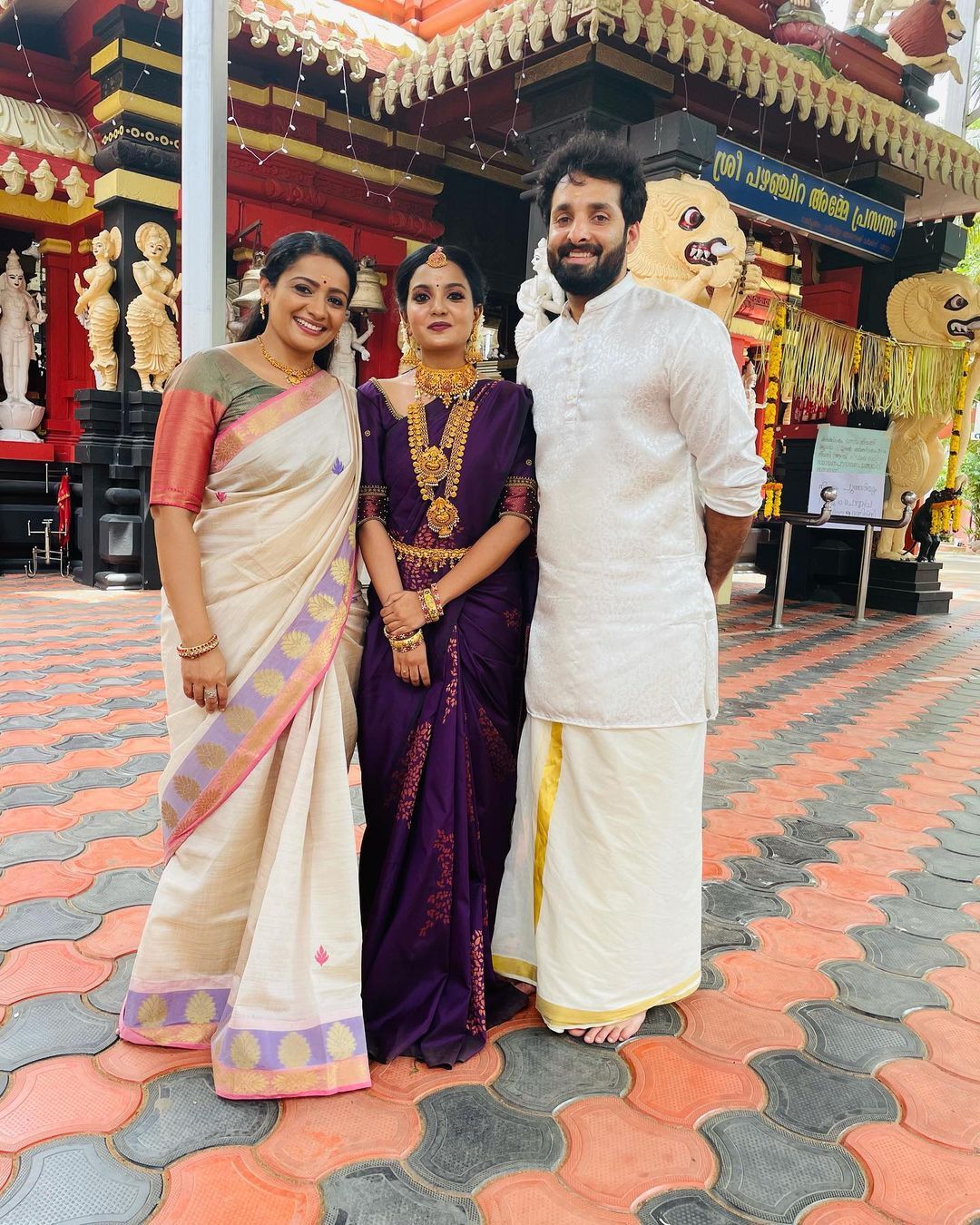 സുമിത്ര പറഞ്ഞ വാക്ക് പാലിച്ചു, സഞ്ജന ഇനി പ്രതീഷിന് സ്വന്തം: ആ സർപ്രൈസ് നേരത്തേ പുറത്തുവിട്ട് കുടുംബവിളക്ക് ടീം, ചിത്രങ്ങൾ കാണാം