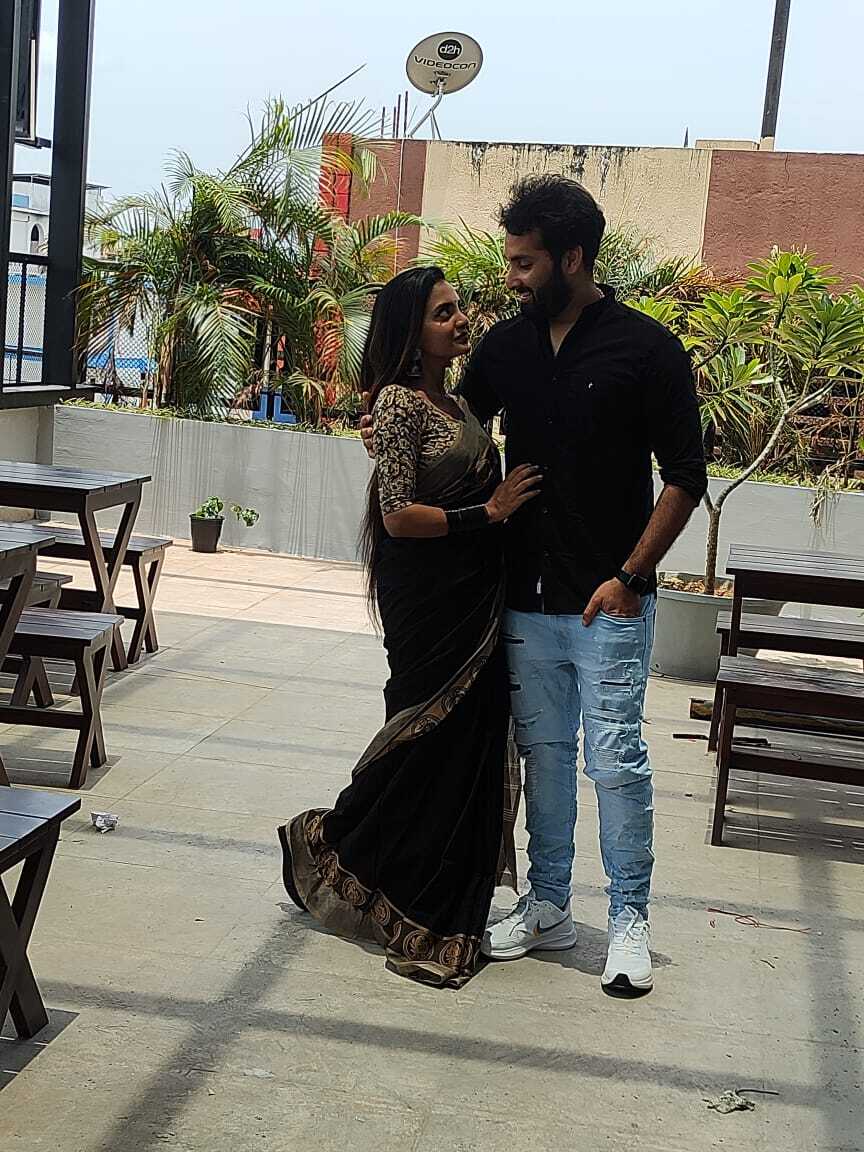 ഇണക്കുരുവികളെ പോലെ കുടുംബവിളക്കിലെ സഞ്ജനയും പ്രതീഷും, ചിത്രങ്ങൾ