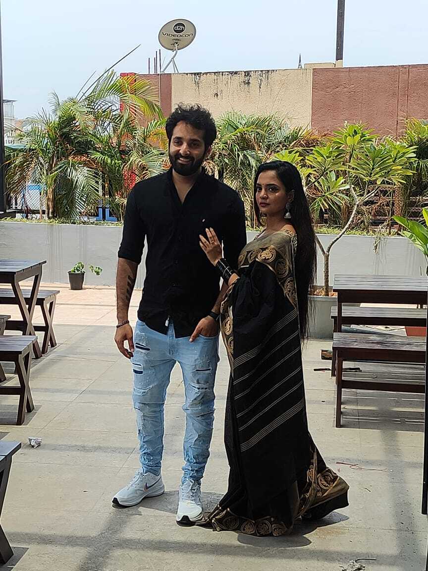 ഇണക്കുരുവികളെ പോലെ കുടുംബവിളക്കിലെ സഞ്ജനയും പ്രതീഷും, ചിത്രങ്ങൾ