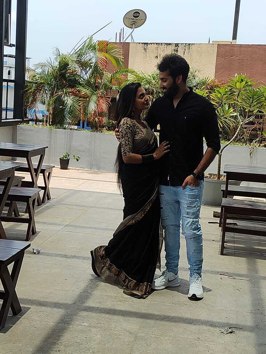 ഇണക്കുരുവികളെ പോലെ കുടുംബവിളക്കിലെ സഞ്ജനയും പ്രതീഷും, ചിത്രങ്ങൾ