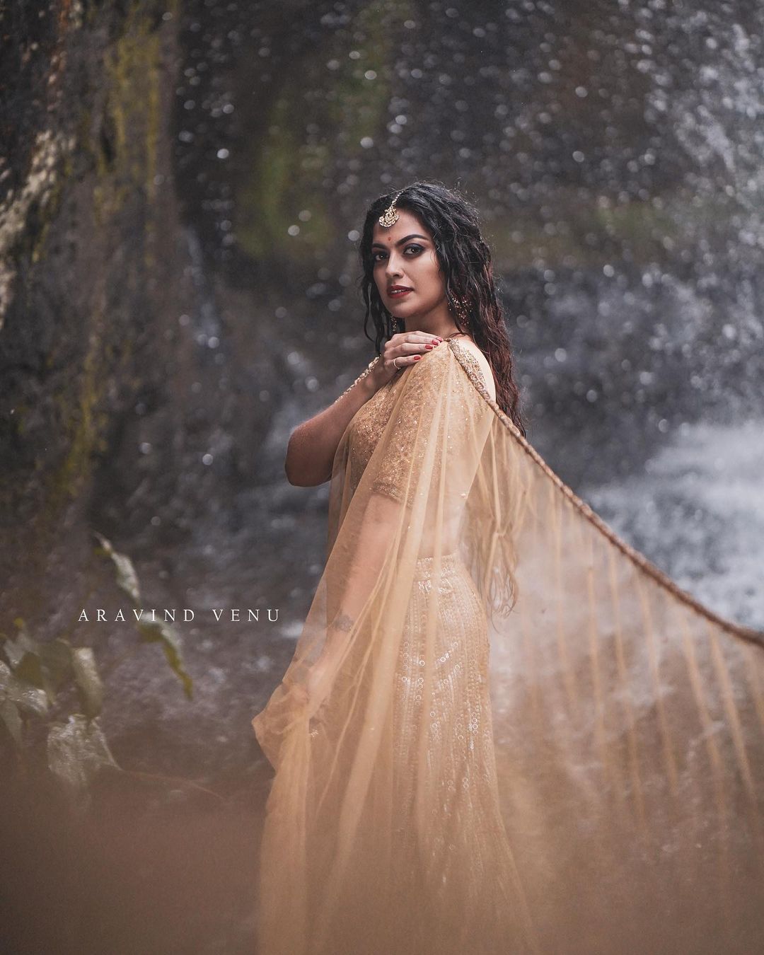 വെള്ളച്ചാട്ടത്തിന് മുമ്പില്‍ അപ്‌സരസ് പ്രത്യക്ഷപ്പെട്ടു; വൈറലായി നടി അനുശ്രീയുടെ പുതിയ ഫോട്ടോഷൂട്ട്