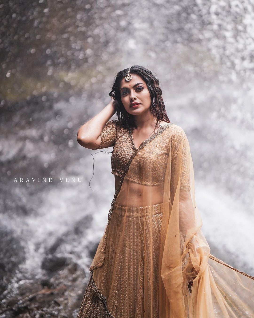 വെള്ളച്ചാട്ടത്തിന് മുമ്പില്‍ അപ്‌സരസ് പ്രത്യക്ഷപ്പെട്ടു; വൈറലായി നടി അനുശ്രീയുടെ പുതിയ ഫോട്ടോഷൂട്ട്